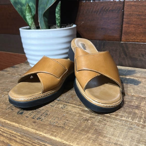 Cobbie Cuddlers Tan Leather Clogs - Picture 2 of 9